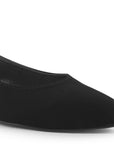 Detalle del material buck de la zapatilla negra con punta fina, pulsera ajustable para dama y tacón bajo 4cm