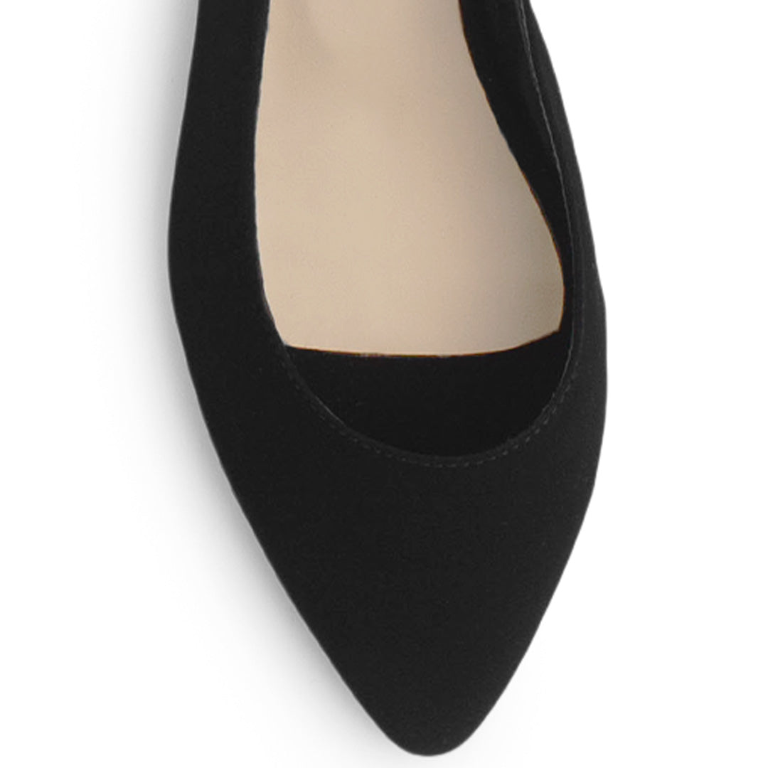 Vista del detalle en punta fina de la zapatilla negra para dama con pulsera ajustable y tacón bajo 4cm para dama 