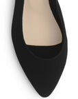 Vista del detalle en punta fina de la zapatilla negra para dama con pulsera ajustable y tacón bajo 4cm para dama 