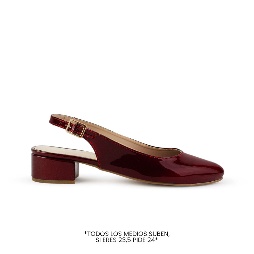 Vista lateral de zapatilla vino con punta fina pulsera ajustable y tacón bajo 4cm para dama