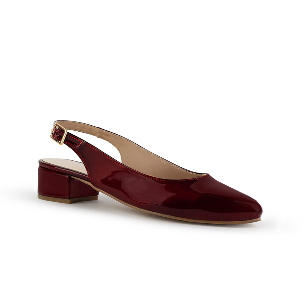 Vista diagonal de zapatilla vino para dama con punta fina y tacón bajo 4cm  