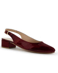 Vista diagonal de zapatilla vino para dama con punta fina y tacón bajo 4cm  
