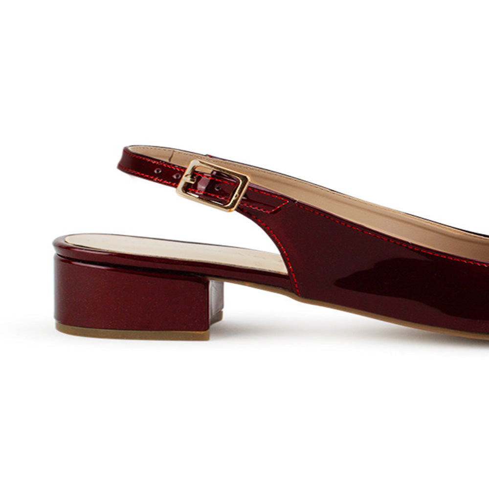 Vista trasera del tacón bajo 4cm de la zapatilla vino con pulsera ajustable y punta fina para dama 