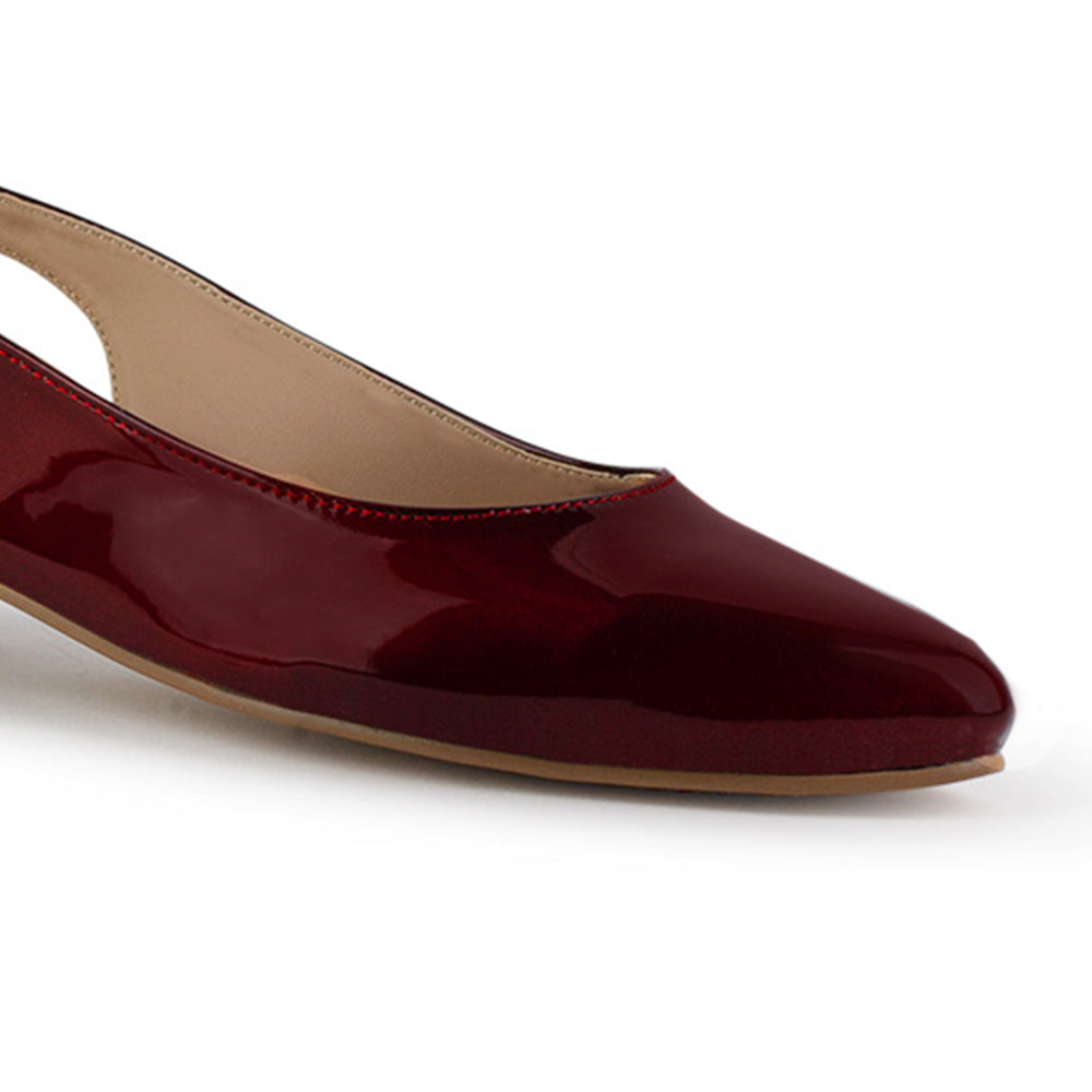 Detalle del material charol de la zapatilla vino con punta fina, pulsera ajustable para dama y tacón bajo 4cm