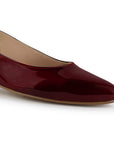 Detalle del material charol de la zapatilla vino con punta fina, pulsera ajustable para dama y tacón bajo 4cm