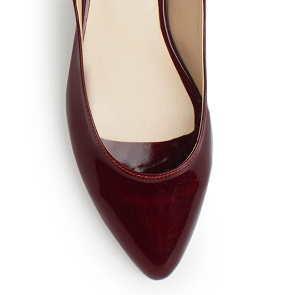 Vista del detalle en punta fina de la zapatilla vino para dama con pulsera ajustable y tacón bajo 4cm para dama 
