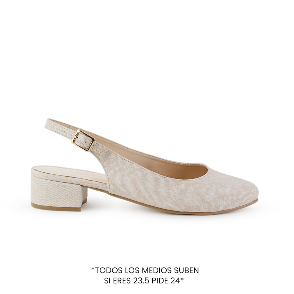 Vista lateral de zapatilla beige con punta fina pulsera ajustable y tacón bajo 4cm para dama