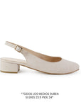 Vista lateral de zapatilla beige con punta fina pulsera ajustable y tacón bajo 4cm para dama