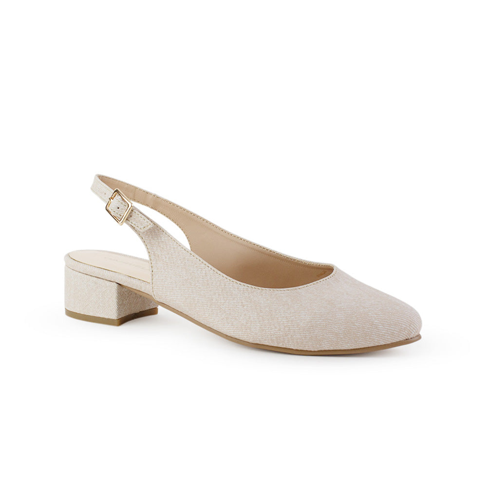 Vista diagonal de zapatilla beige para dama con punta fina y tacón bajo 4cm  