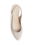 Vista superior de zapatilla beige con tacón bajo 4cm punta fina y pulsera ajustable para dama 