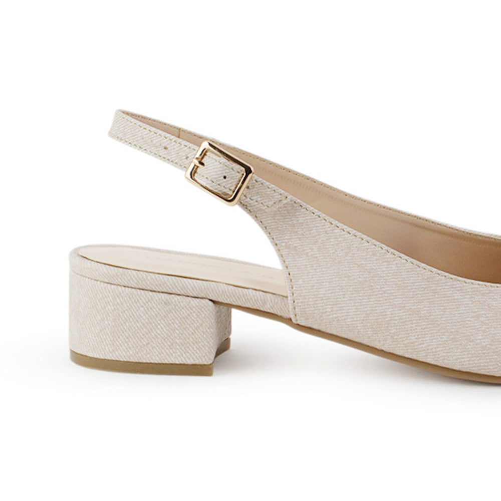 Vista trasera del tacón bajo 4cm de la zapatilla beige con pulsera ajustable y punta fina para dama 