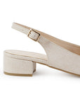 Vista trasera del tacón bajo 4cm de la zapatilla beige con pulsera ajustable y punta fina para dama 