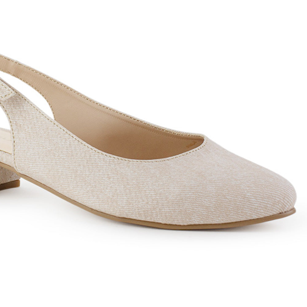 Detalle del material sintético de la zapatilla beige con punta fina, pulsera ajustable para dama y tacón bajo 4cm