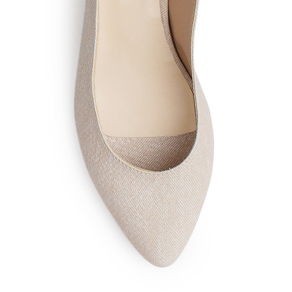 Vista del detalle en punta fina de la zapatilla beige para dama con pulsera ajustable y tacón bajo 4cm para dama 