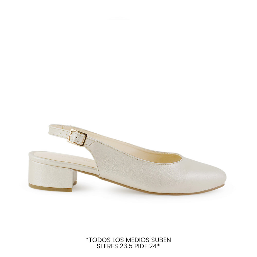Vista lateral de zapatilla beige con punta fina pulsera ajustable y tacón bajo 4cm para dama