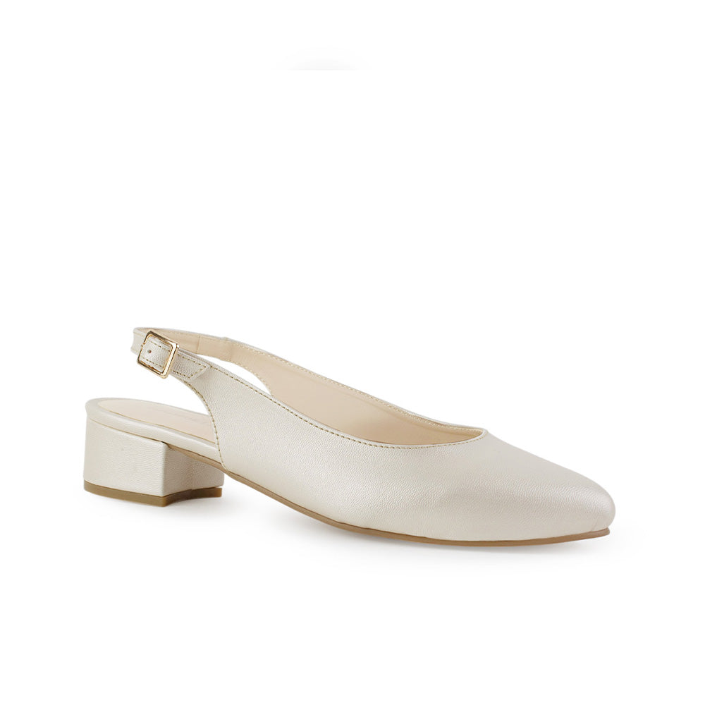 Vista diagonal de zapatilla beige para dama con punta fina y tacón bajo 4cm  