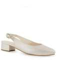 Vista diagonal de zapatilla beige para dama con punta fina y tacón bajo 4cm  