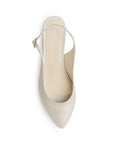 Vista superior de zapatilla beige con tacón bajo 4cm punta fina y pulsera ajustable para dama 