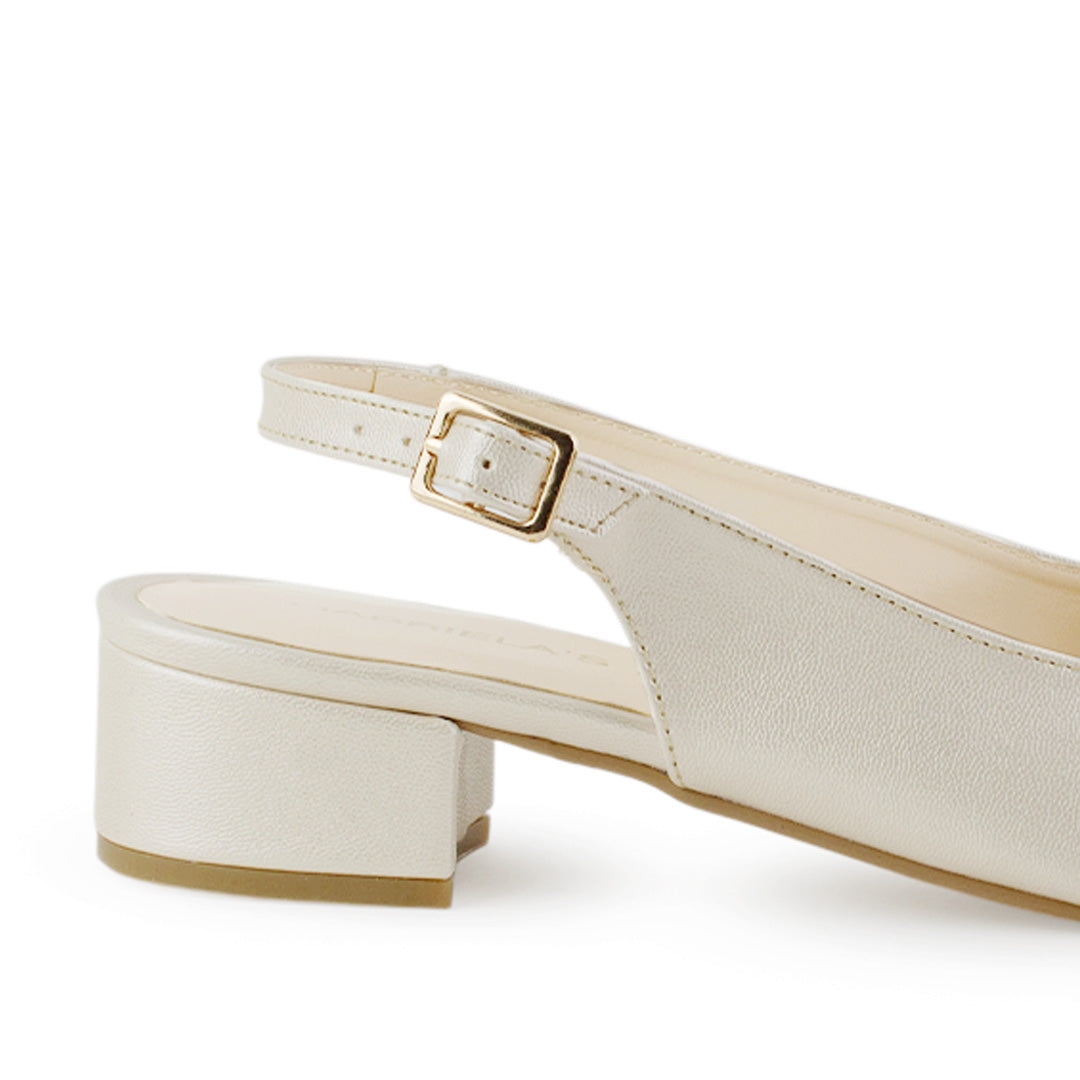 Vista trasera del tacón bajo 4cm de la zapatilla beige con pulsera ajustable y punta fina para dama 