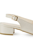 Vista trasera del tacón bajo 4cm de la zapatilla beige con pulsera ajustable y punta fina para dama 