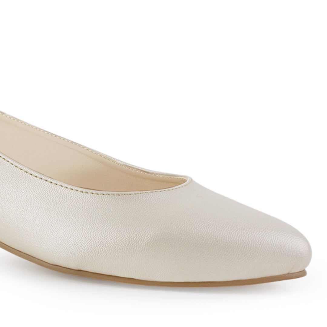 Detalle del material cabra sintético de la zapatilla beige con punta fina, pulsera ajustable para dama y tacón bajo 4cm