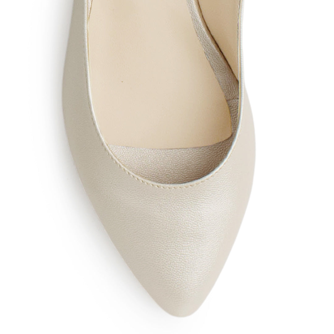 Vista del detalle en punta fina de la zapatilla beige para dama con pulsera ajustable y tacón bajo 4cm para dama 