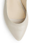 Vista del detalle en punta fina de la zapatilla beige para dama con pulsera ajustable y tacón bajo 4cm para dama 