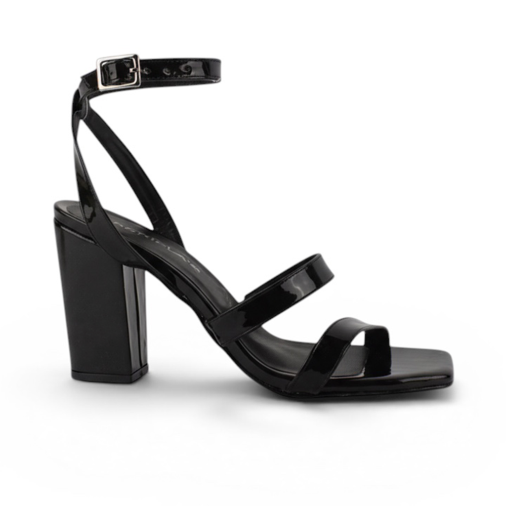 Vista lateral de zapatilla negra para mujer de punta cuadrada pulsera ajustable al tobillo y tacón ancho medio de 9cm