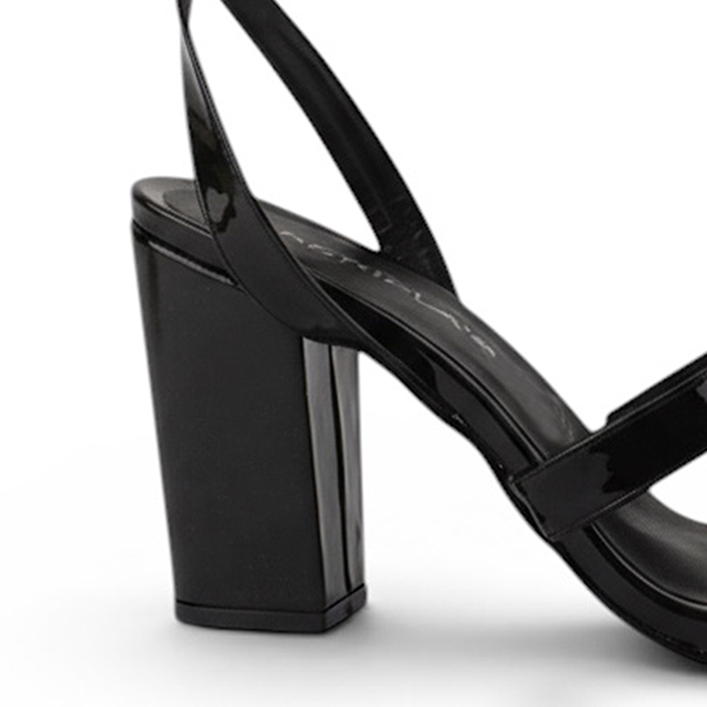 Vista trasera de tacón grueso de 9cm en zapatilla de punta cuadrada para mujer con correa ajustable en color negro