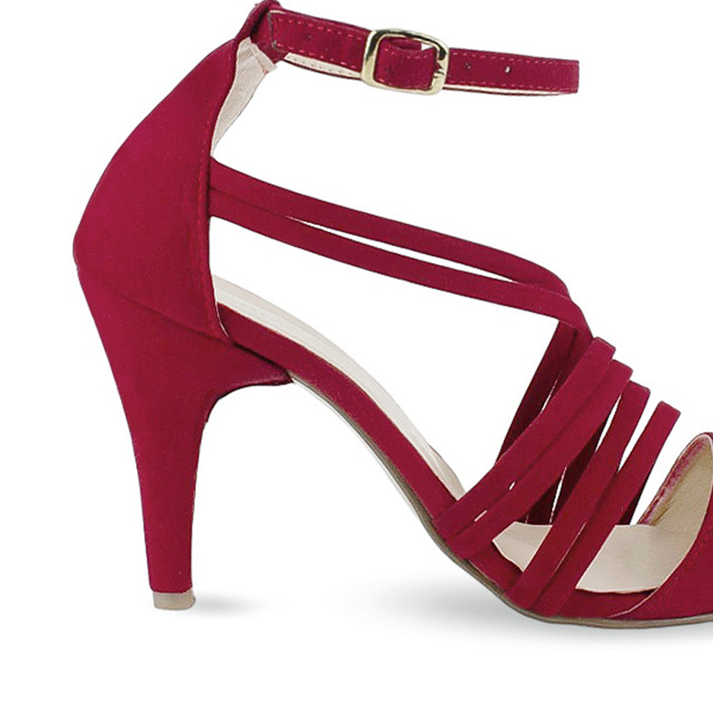 Vista trasera del tacón medio 9 cm en la zapatilla roja para dama con tiras en el empeine y pulsera ajustable al tobillo 