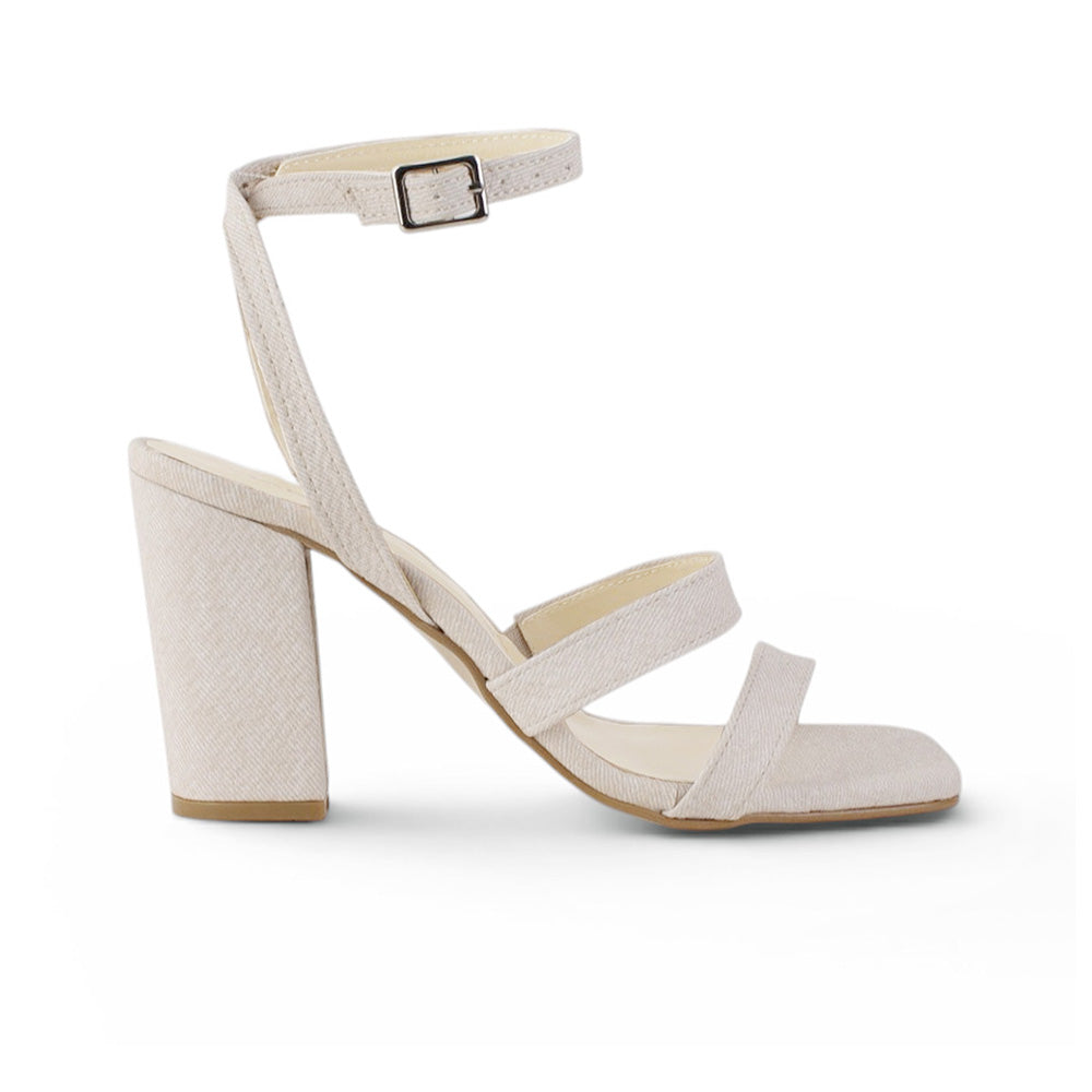 Vista lateral de zapatilla beige para mujer de punta cuadrada pulsera ajustable al tobillo y tacón ancho medio de 9cm