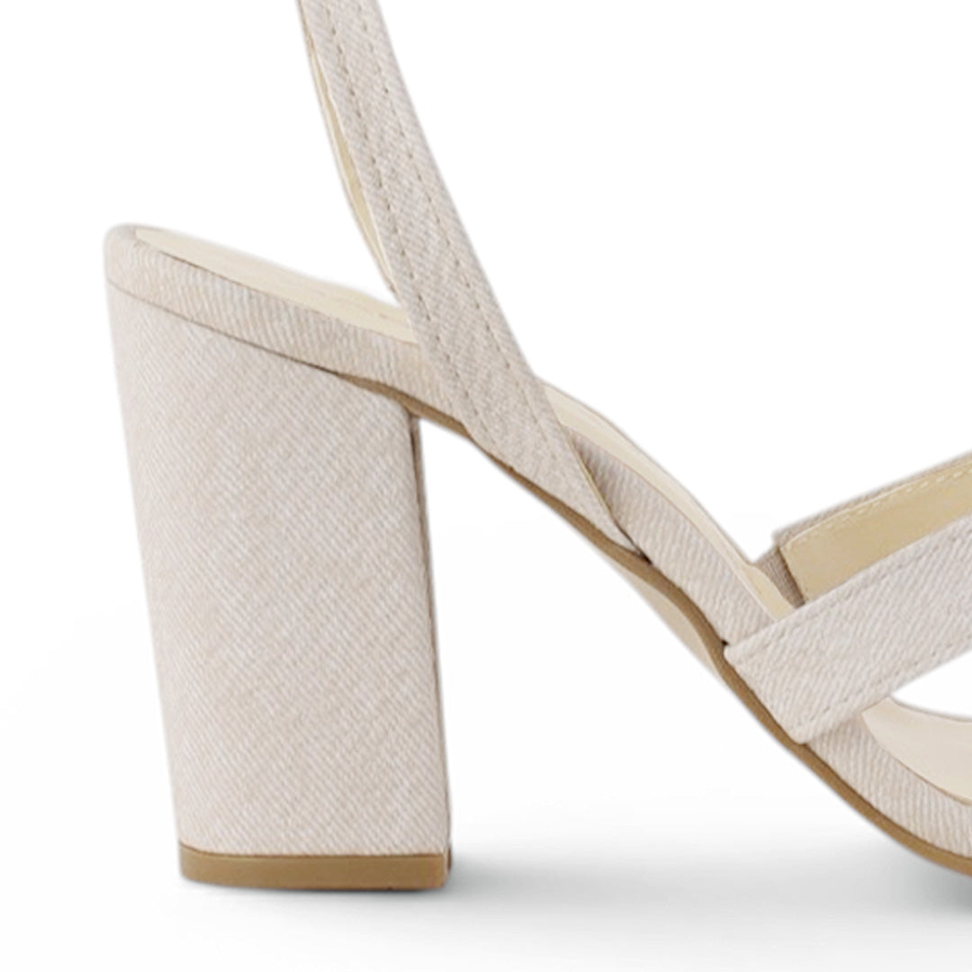 Vista trasera de tacón grueso de 9cm en zapatilla de punta cuadrada para mujer con correa ajustable en color beige