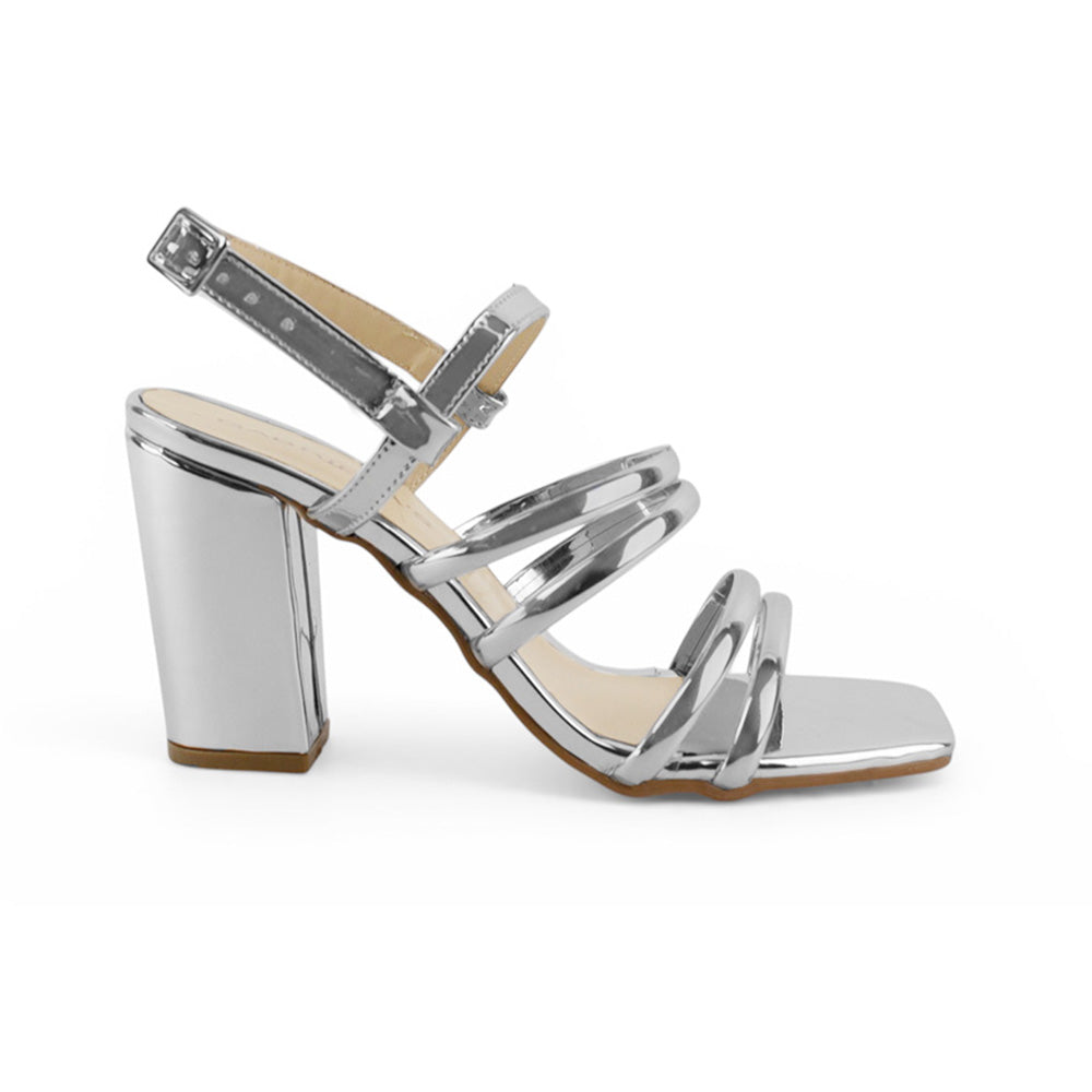 Vista lateral de zapatilla plateada para mujer con tiras delgadas con tacón bloque de 9cm