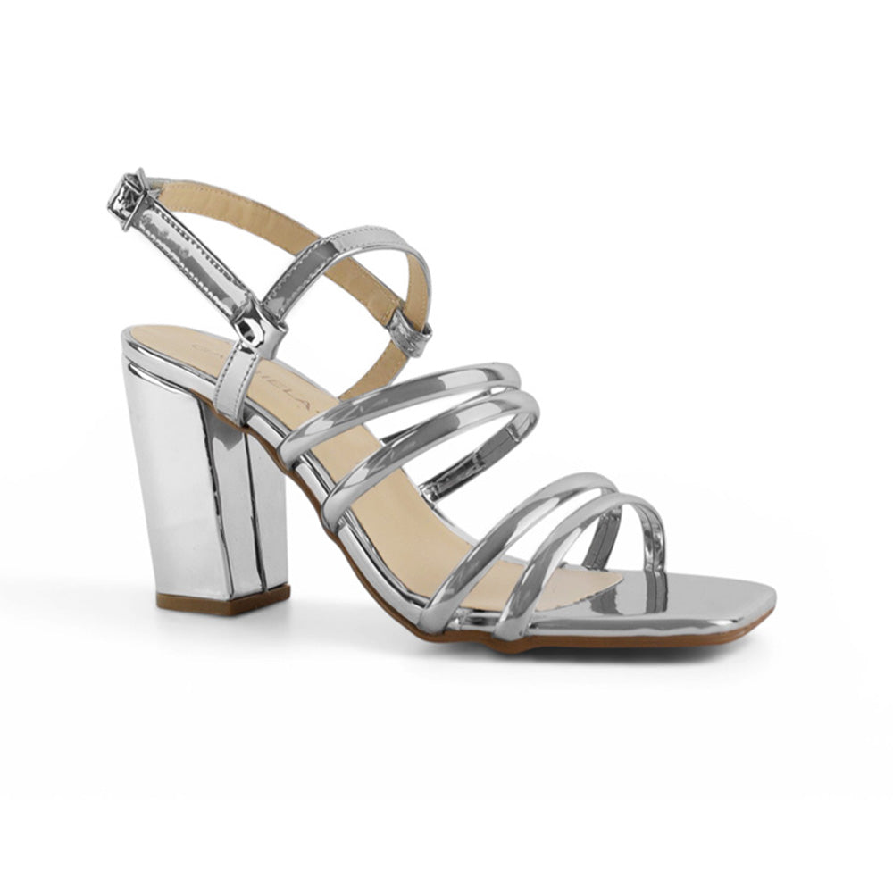 Vista diagonal de zapatilla plateada para mujer con tacón bloque de 9cm y punta cuadrada de diseño descubierto