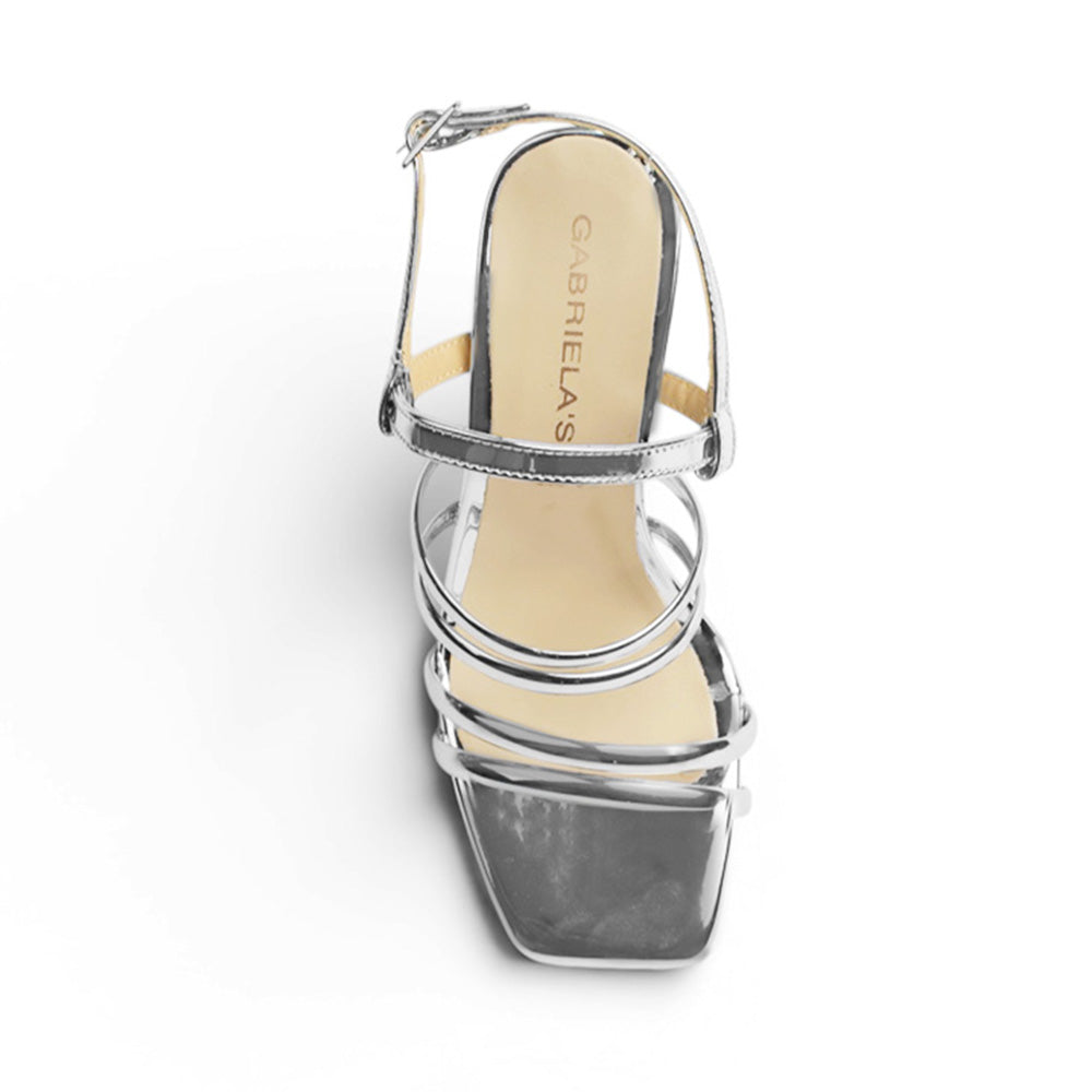Vista superior de zapatilla plateada de diseño descubierto para mujer con pulsera ajustable tiras delgadas y punta cuadrada