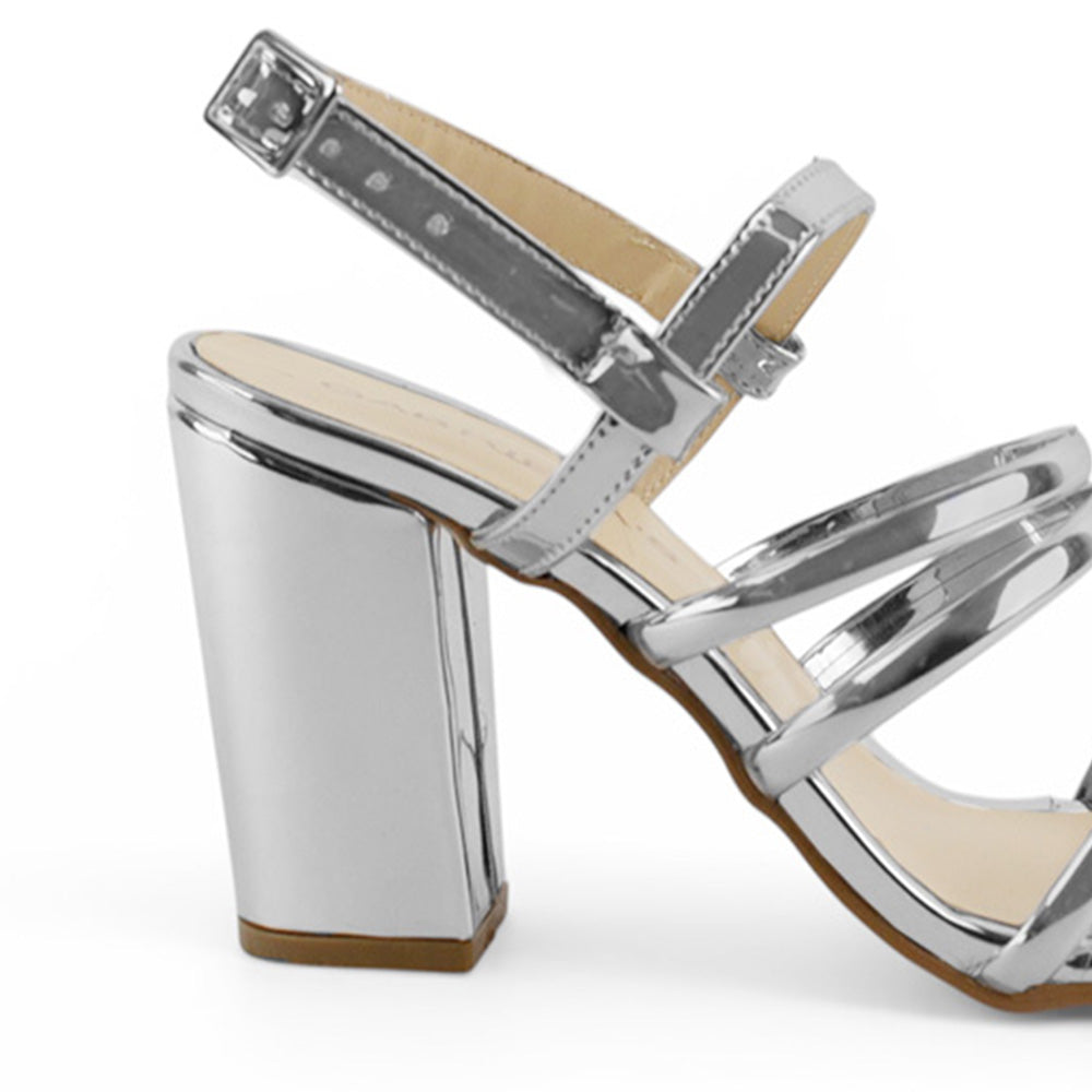 Vista trasera de tacón bloque medio de 9cm en zapatilla plateada para mujer con pulsera ajustable y tiras delgadas 