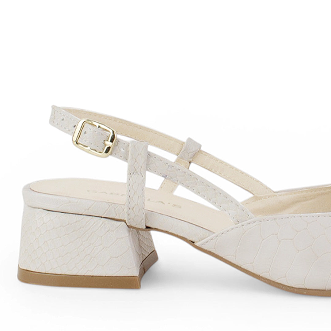 Vista trasera de tacón bajo ancho de 4cm en zapatilla beige destalonada para mujer con punta fina y moño de pedrería