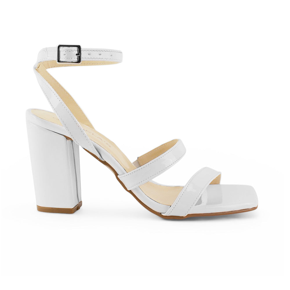 Vista lateral de zapatilla beige para mujer de punta cuadrada pulsera ajustable al tobillo y tacón ancho medio de 9cm