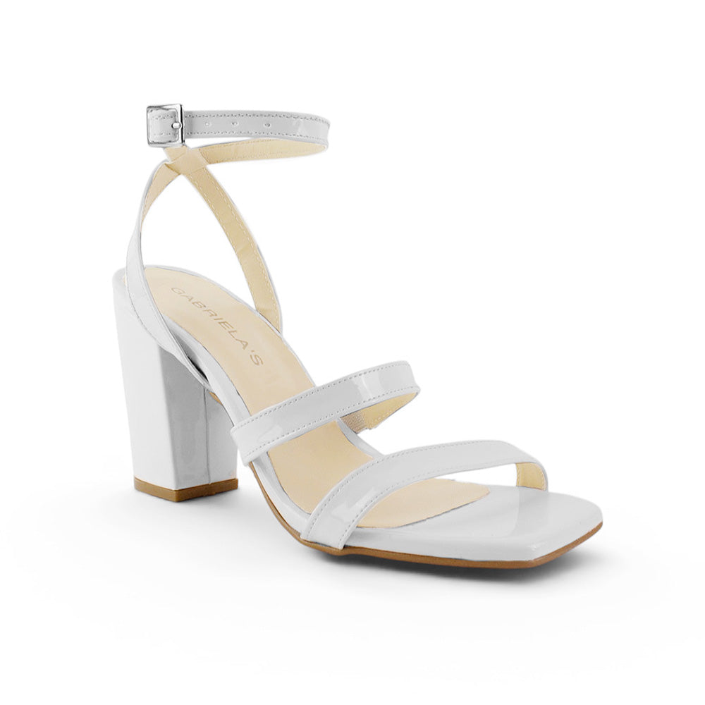 Vista diagonal de zapatilla beige para mujer de diseño descubierto con punta cuadrada pulsera ajustable al tobillo y tacón grueso ancho de 9cm