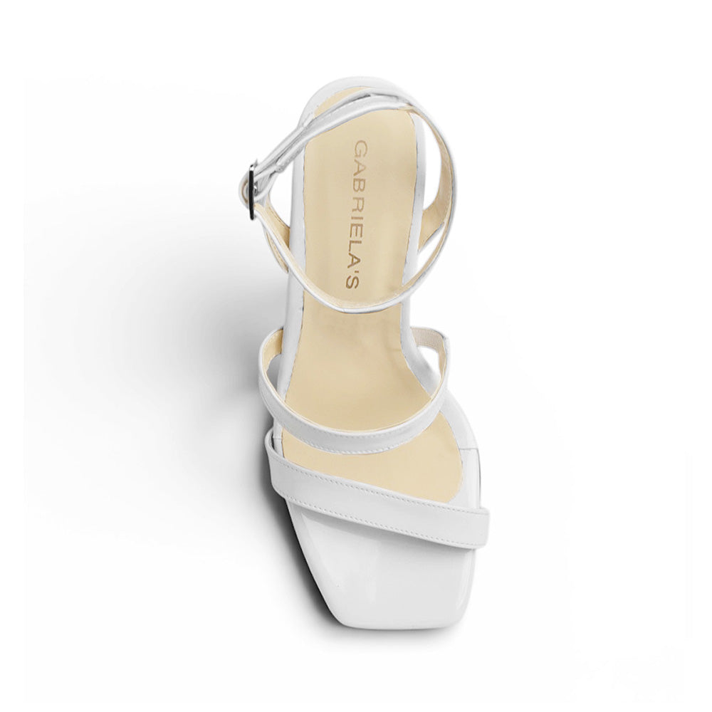 Vista superior de zapatilla beige para mujer de punta cuadrada con pulsera ajustable y tacón ancho de 9cm 