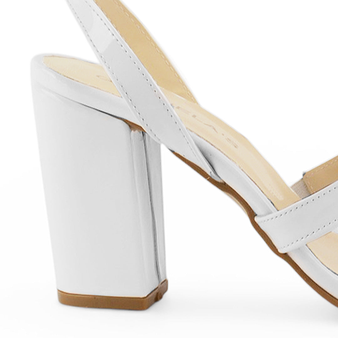 Vista trasera de tacón grueso de 9cm en zapatilla de punta cuadrada para mujer con correa ajustable en color beige