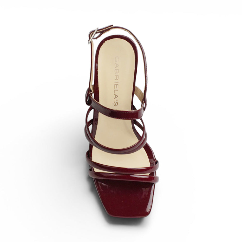 Vista superior de zapatilla vino de diseño descubierto para mujer con pulsera ajustable tiras delgadas y punta cuadrada
