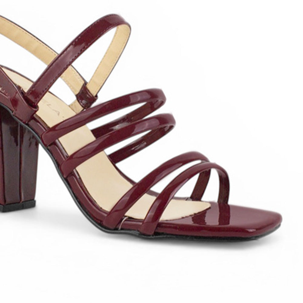 Vista a detalle de tiras delgadas en zapatilla vino para mujer con tacón bloque de 9cm de diseño descubierto
