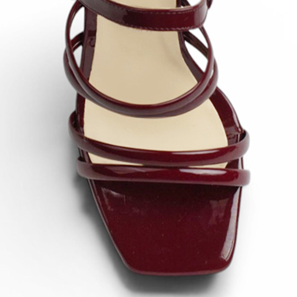 Vista de material charol en zapatilla vino para mujer con tiras delgadas y tacón bloque de 9cm de diseño descubierto 