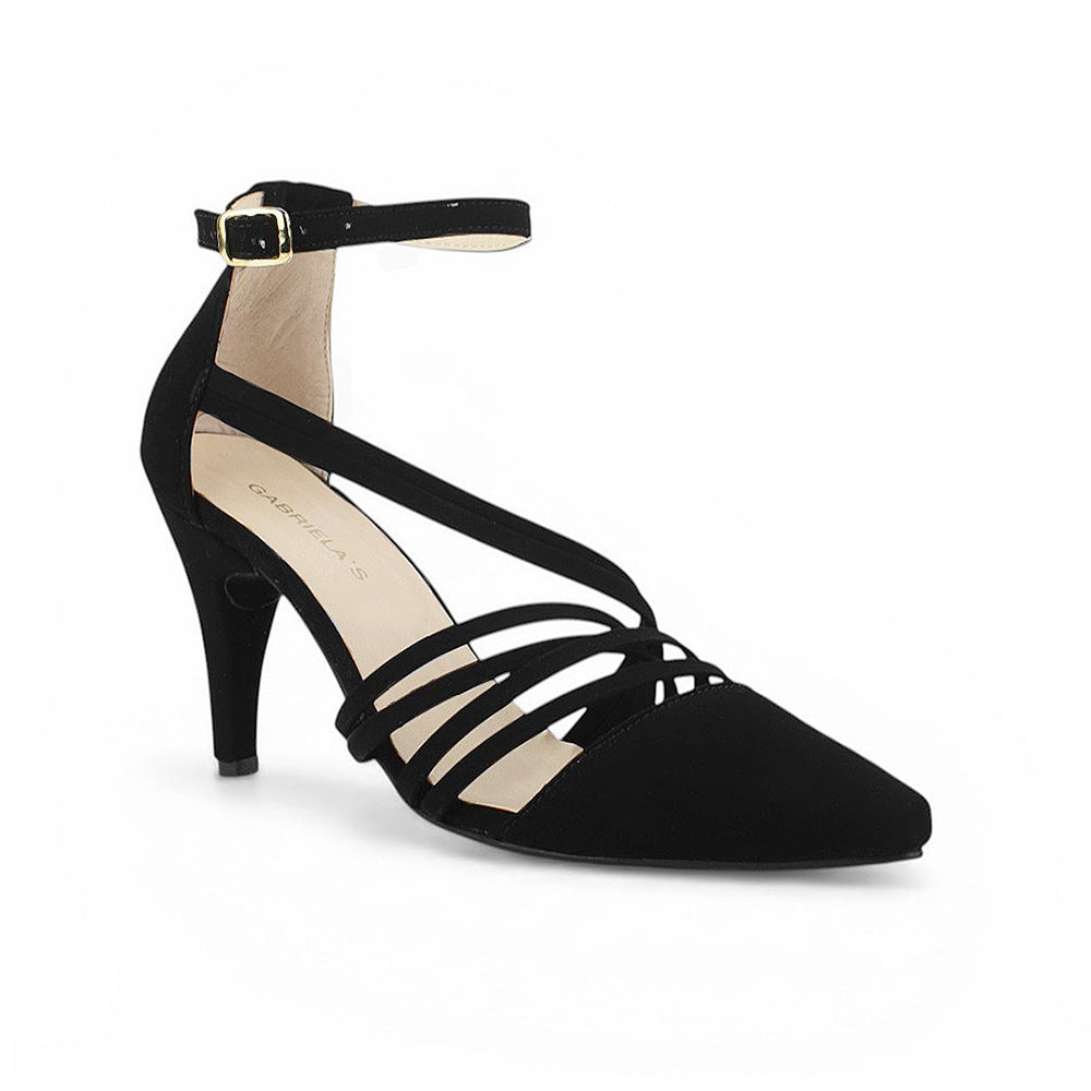 Vista diagonal de la zapatilla negra para dama con pulsera ajustable al tobillo, tiras en el empeine y tacón medio 9 cm 