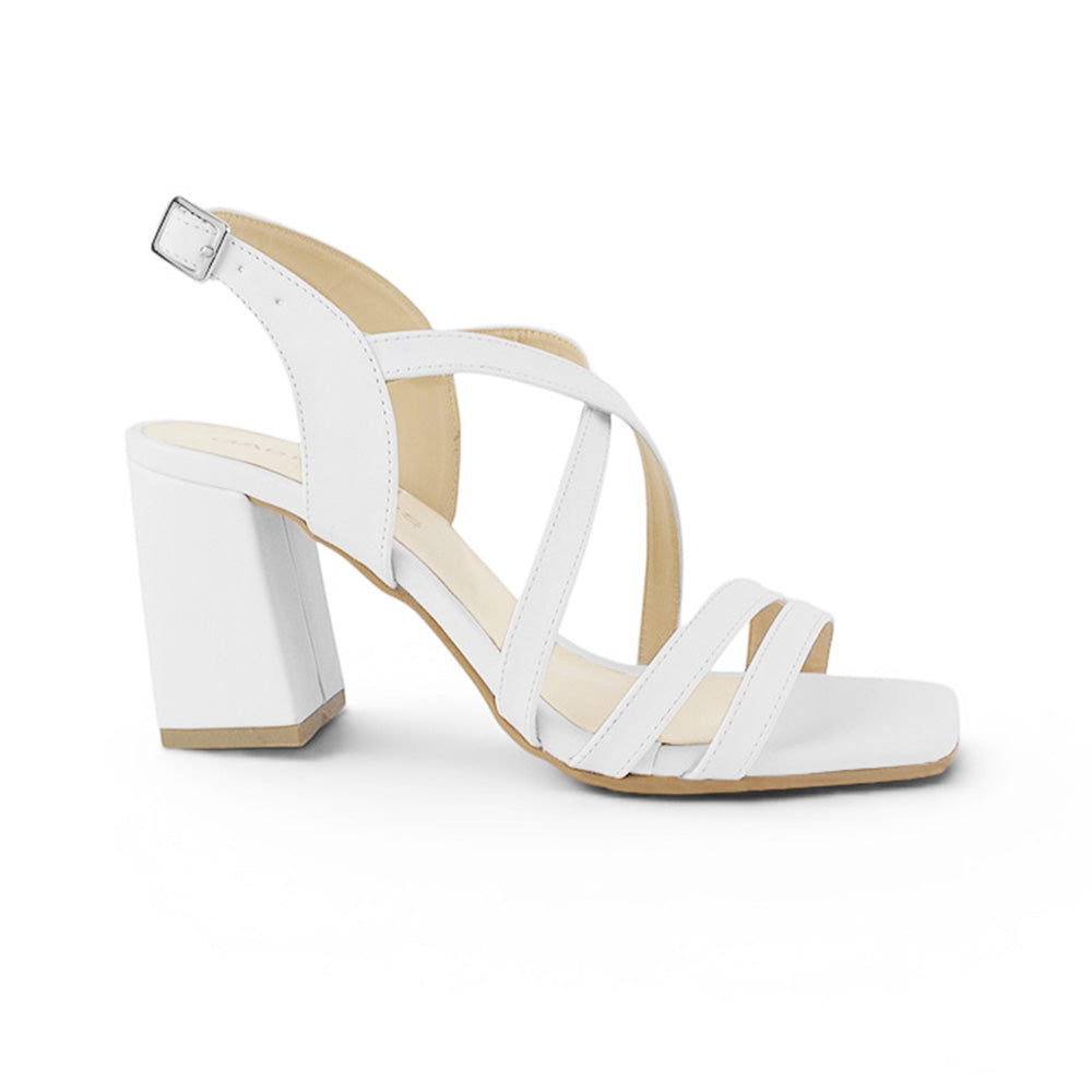Vista lateral de zapatilla blanca para mujer con tiras cruzadas y tacón bloque ancho de 8cm de punta cuadrada