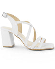 Vista lateral de zapatilla blanca para mujer con tiras cruzadas y tacón bloque ancho de 8cm de punta cuadrada