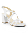 Vista diagonal de zapatilla blanca con punta cuadrada para mujer de tiras cruzadas y tacón ancho de 8cm