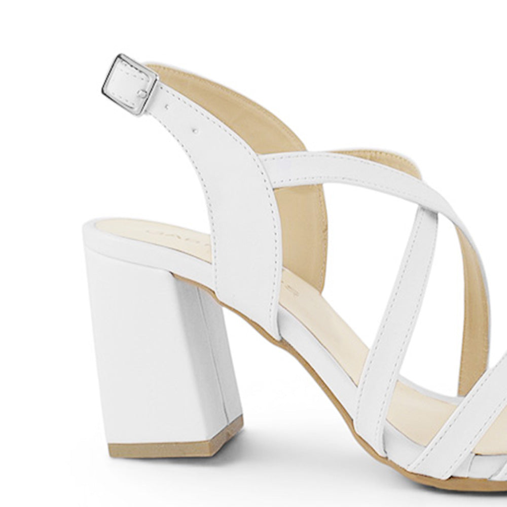 Vista trasera de tacón ancho medio de 8cm en zapatilla blanca de punta cuadrada  para mujer con tiras cruzadas ajustables con hebilla rectangular