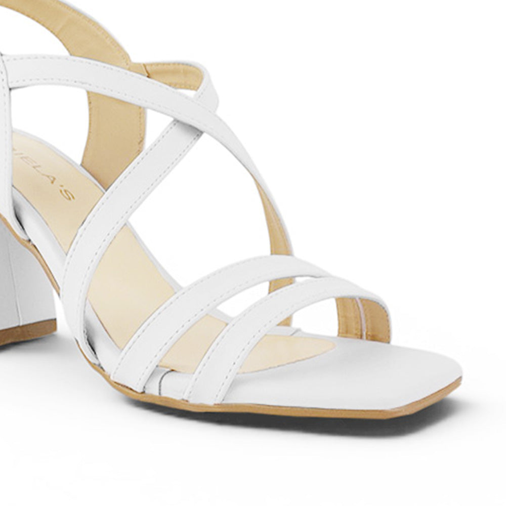 Vista a detalle de punta cuadrada abierta en zapatilla blanca para mujer con tiras cruzadas y tacón ancho de 8cm